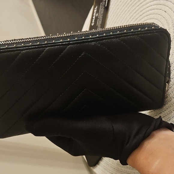 Chanel Black Chevron Lambskin Wallet with Logo - Picture 5 of 12